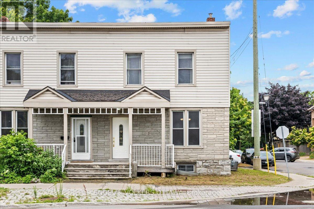 Charming end unit townhome in Lower Town - 118 King Edward Avenue, Ottawa, ON