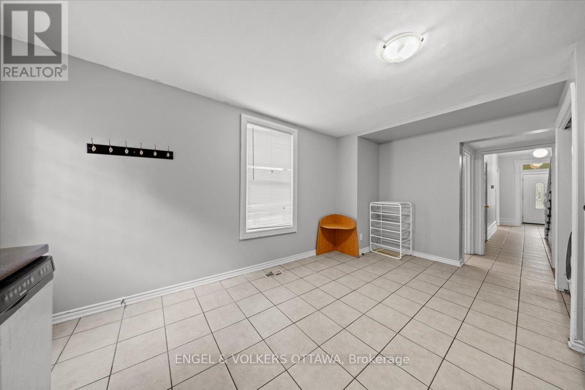 Generous eat-in area space - 118 King Edward Avenue, Ottawa, ON