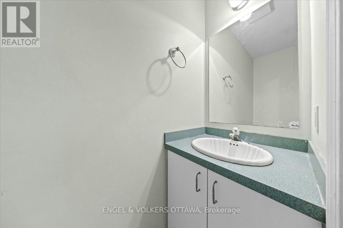 Main floor powder room - 118 King Edward Avenue, Ottawa, ON
