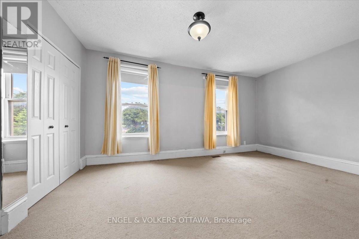 Plenty of natural light - 118 King Edward Avenue, Ottawa, ON