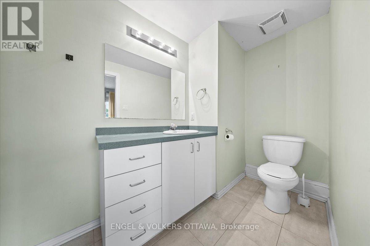 Primary ensuite bathroom - 118 King Edward Avenue, Ottawa, ON