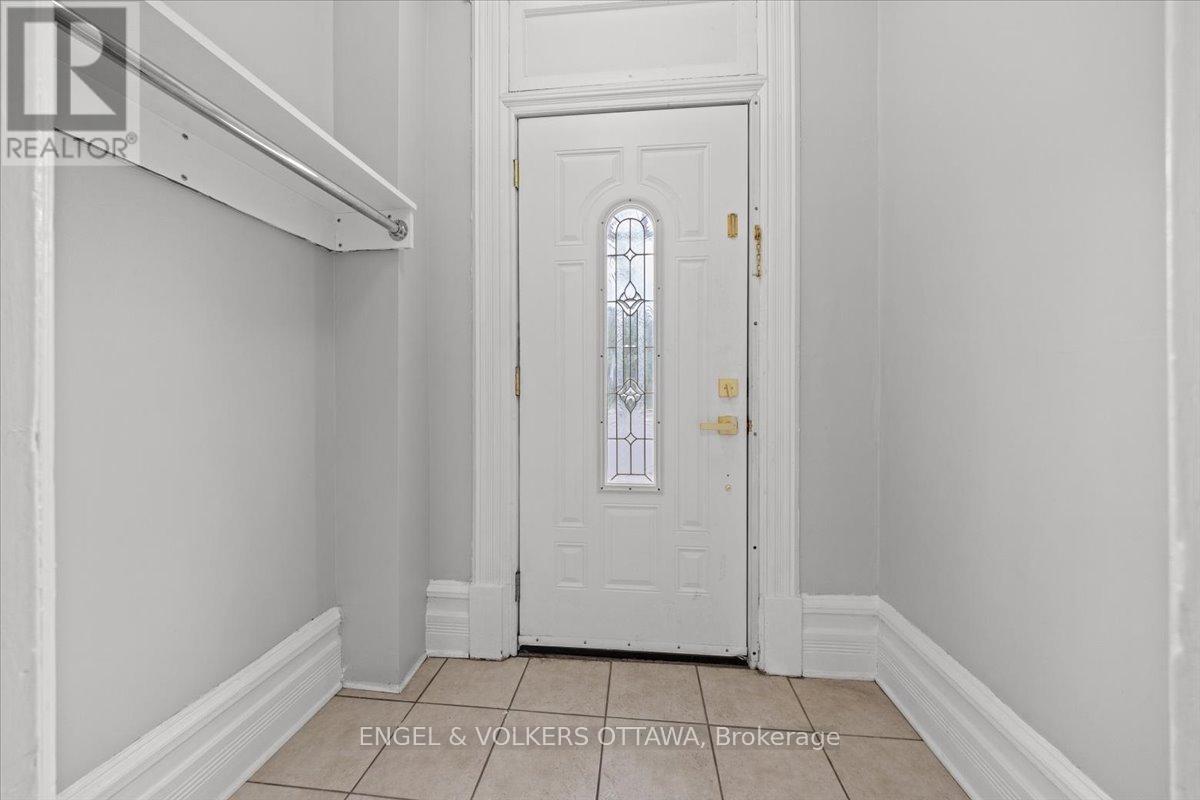 Enclosed entry way/foyer - 118 King Edward Avenue, Ottawa, ON