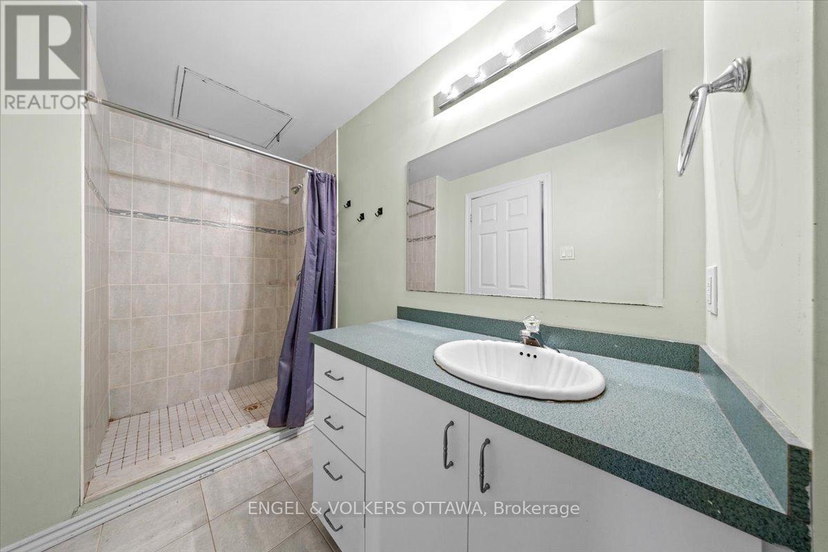 Walk- in shower - 118 King Edward Avenue, Ottawa, ON