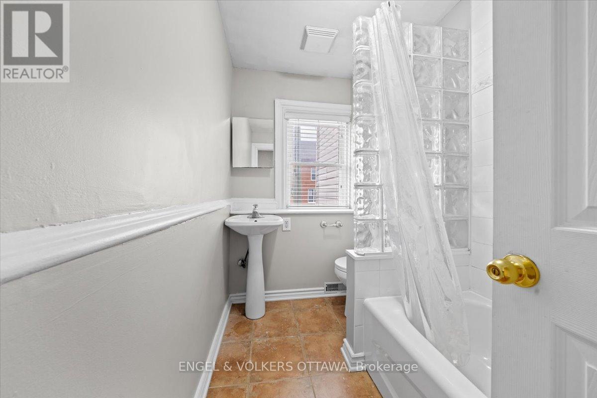 Full bathroom on second level - 118 King Edward Avenue, Ottawa, ON