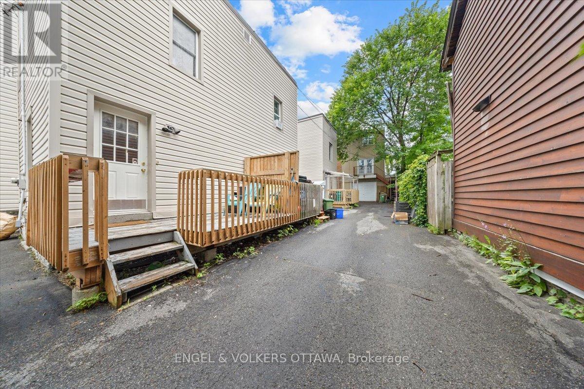 Private rear deck perfect for BBQ's - 118 King Edward Avenue, Ottawa, ON