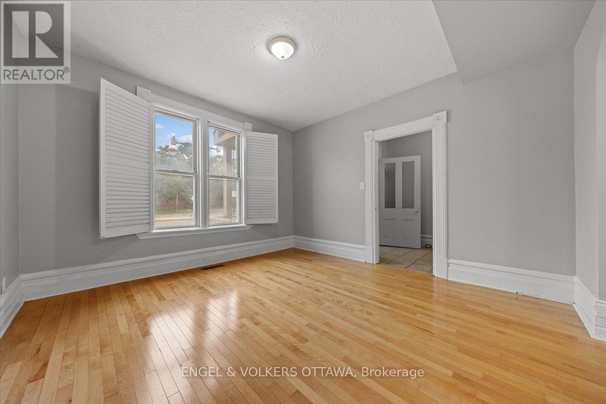 Living area - 118 King Edward Avenue, Ottawa, ON