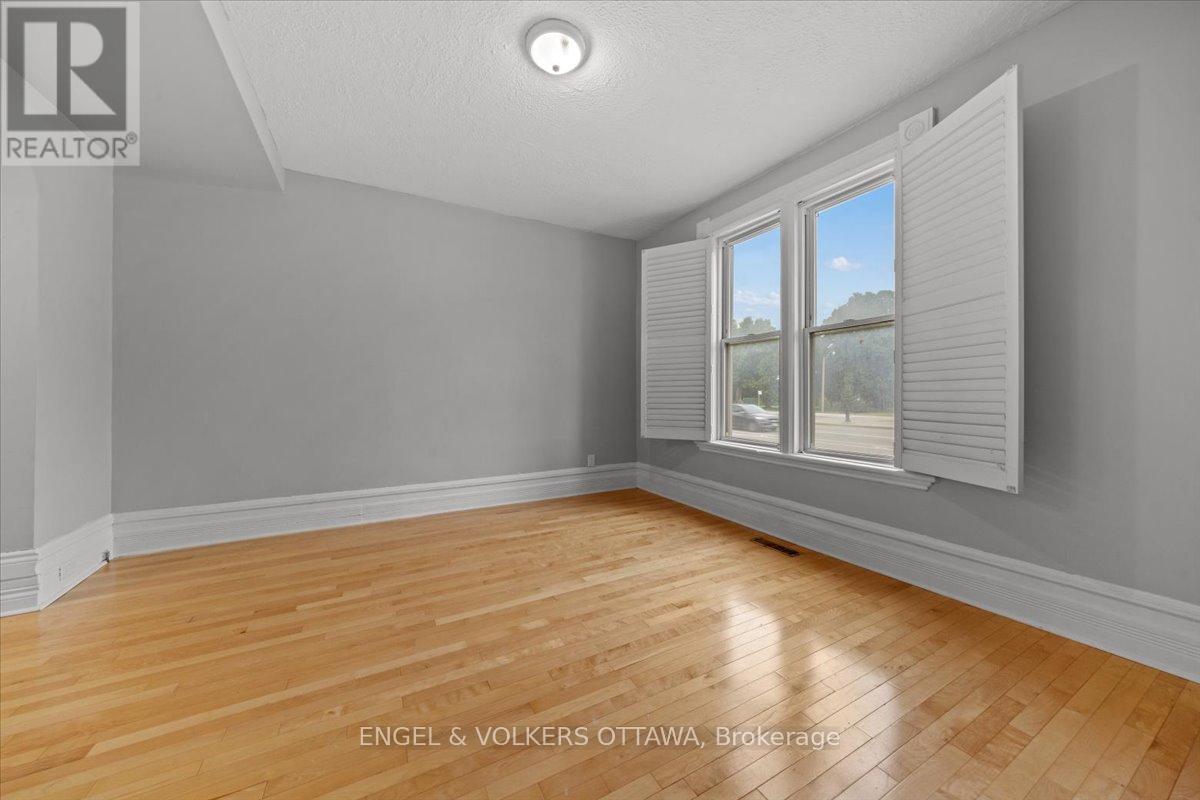 Gleaming hardwood floors throughout living space - 118 King Edward Avenue, Ottawa, ON