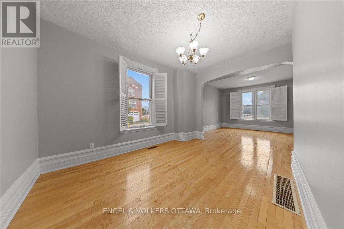 Beautiful arched walls and high baseboards - 118 King Edward Avenue, Ottawa, ON