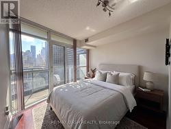 1008 - 21 CARLTON STREET Toronto, ON M5B 1L3