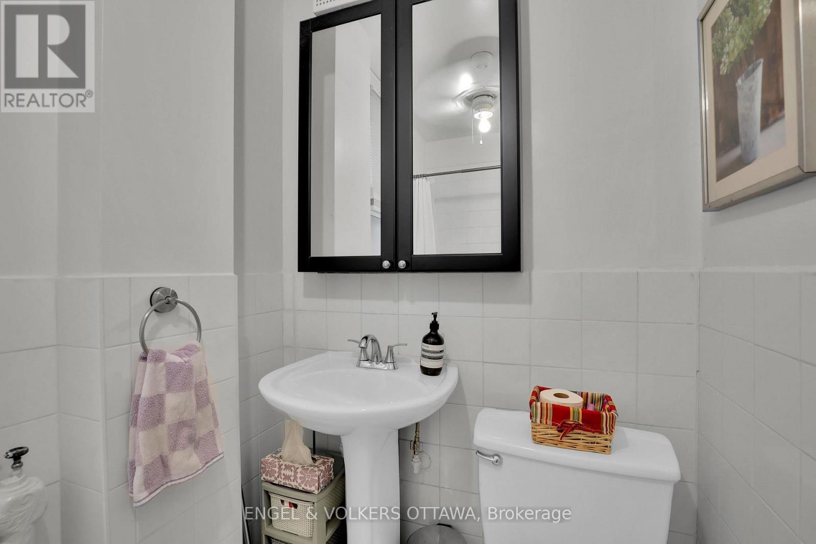 Unit 1 Bathroom - 5 Woodlawn Avenue, Ottawa, ON