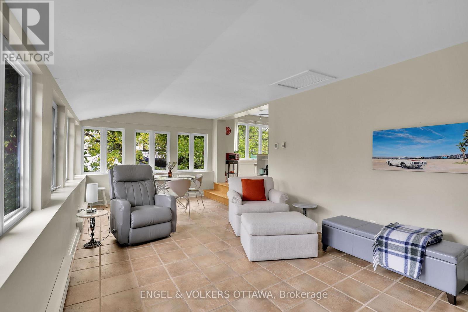 Unit 2 Family Room - 5 Woodlawn Avenue, Ottawa, ON