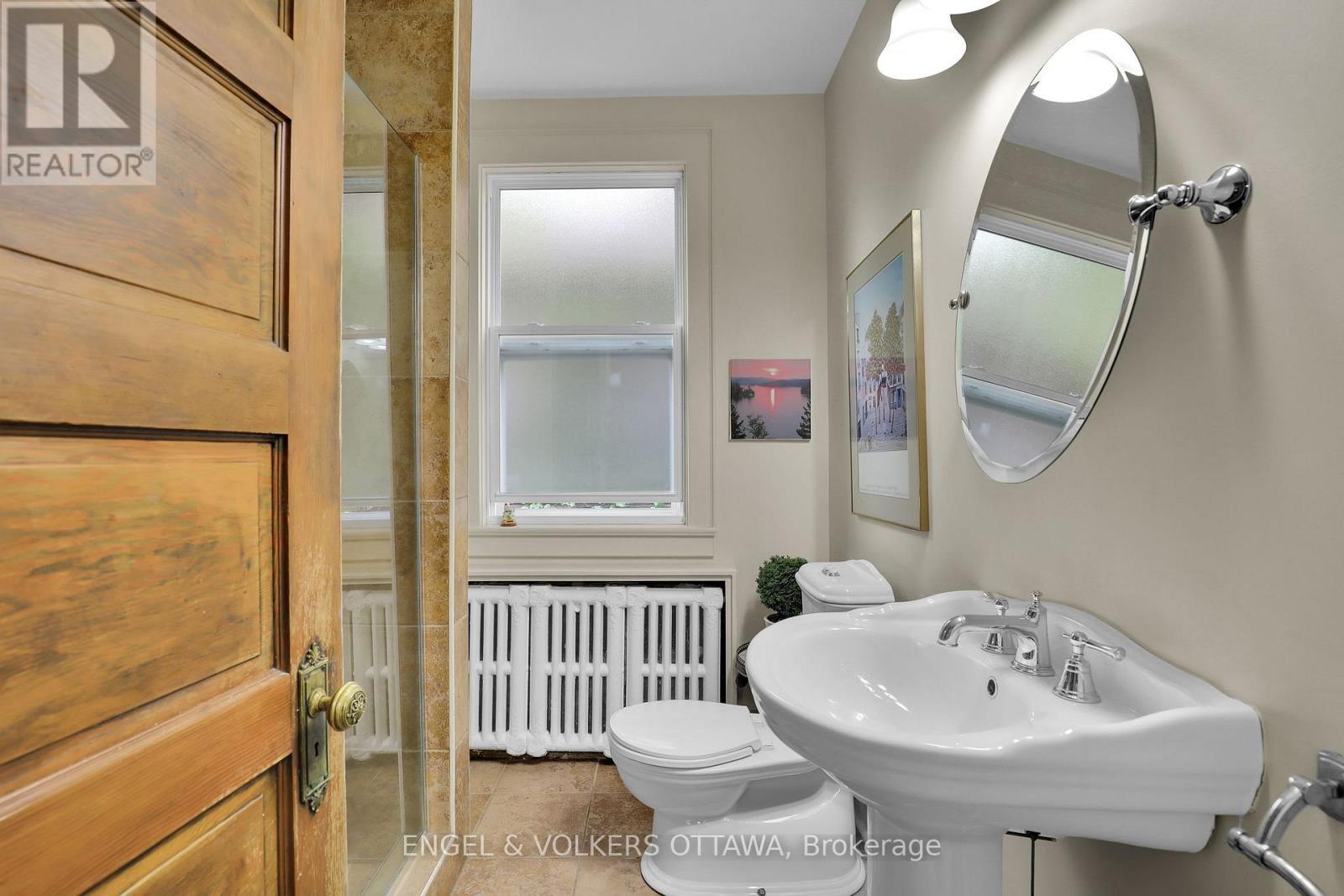 Unit 2 Bathroom (First Level of Unit) - 5 Woodlawn Avenue, Ottawa, ON