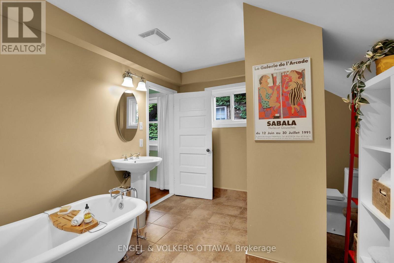 Unit 2 Main Bathroom (Second Level of Unit) - 5 Woodlawn Avenue, Ottawa, ON
