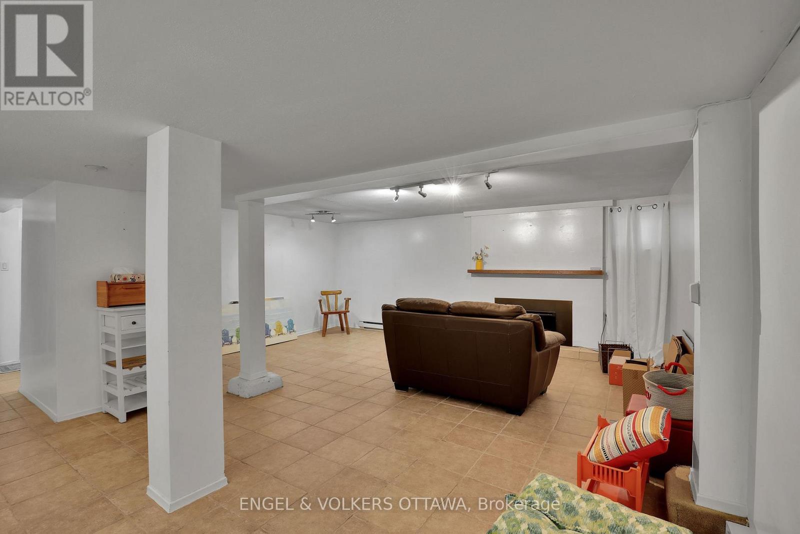 Unit 3 Living Room (Lower Level) - 5 Woodlawn Avenue, Ottawa, ON