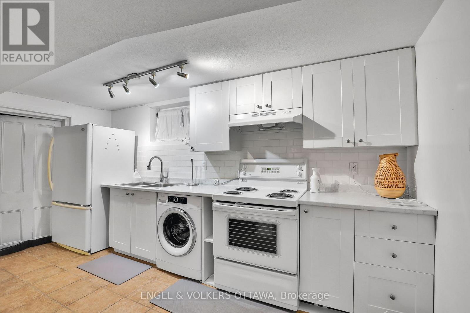 Unit 3 Kitchen (Lower Level) - 5 Woodlawn Avenue, Ottawa, ON