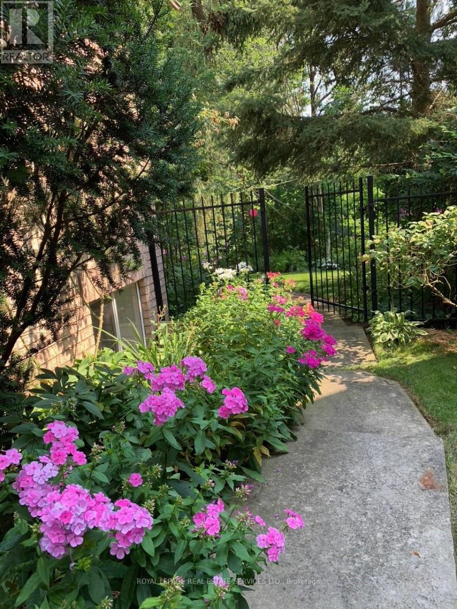 1726 The Pines, Mississauga, ON