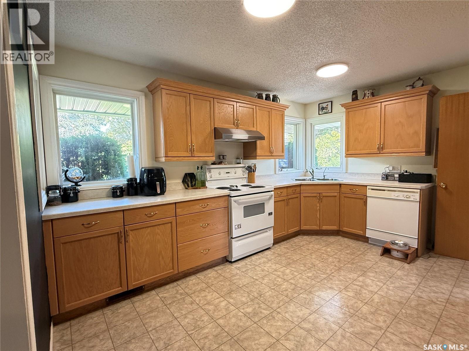 212 Ash Drive, Weyburn, SK