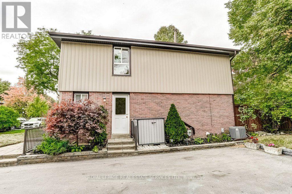 Side entrance - 1770 Hyde Mill Crescent, Mississauga, ON