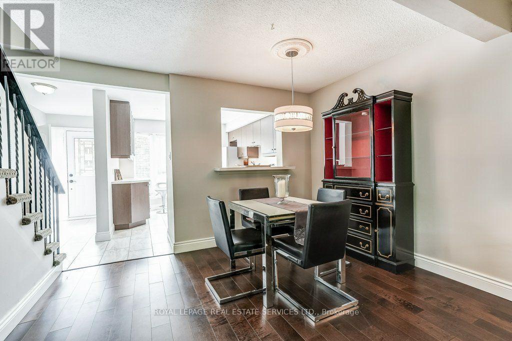 Kitchen pass-through or breakfast bar. - 1770 Hyde Mill Crescent, Mississauga, ON