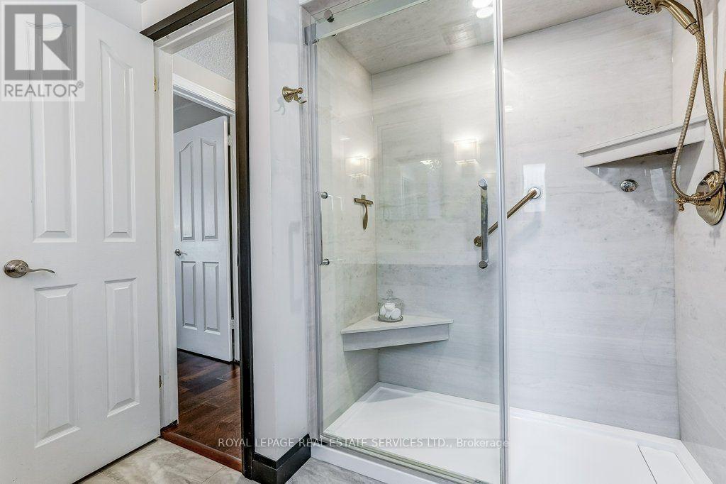 Walk-in shower. - 1770 Hyde Mill Crescent, Mississauga, ON