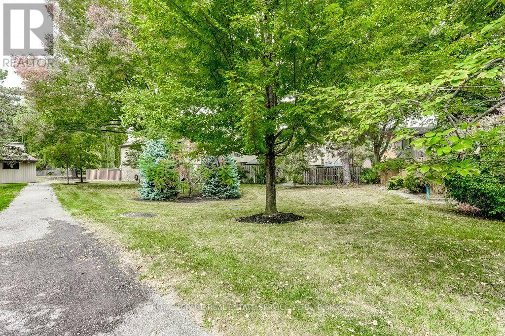 Courtyard path to pool - 1770 Hyde Mill Crescent, Mississauga, ON