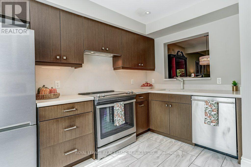 Custom cabinets. - 1770 Hyde Mill Crescent, Mississauga, ON