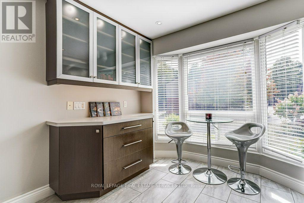 Under-cabinet lighting. - 1770 Hyde Mill Crescent, Mississauga, ON