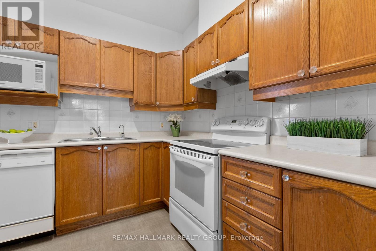 17 Quinterra Court, Ottawa, ON