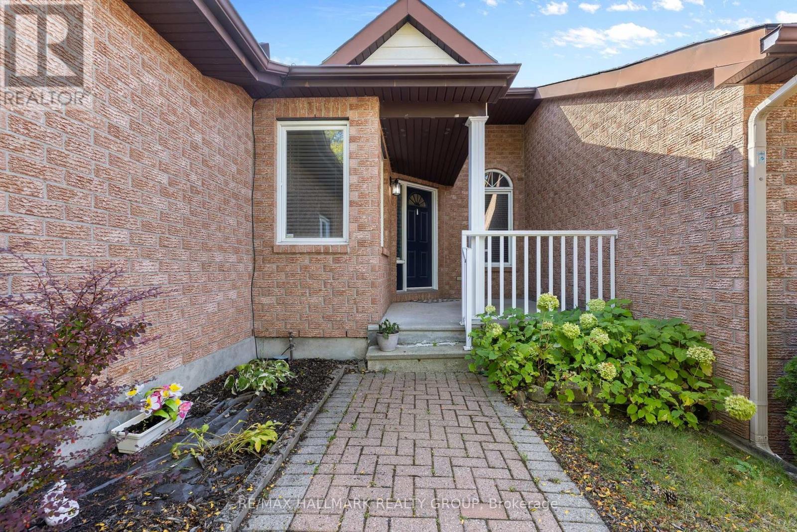 17 Quinterra Court, Ottawa, ON