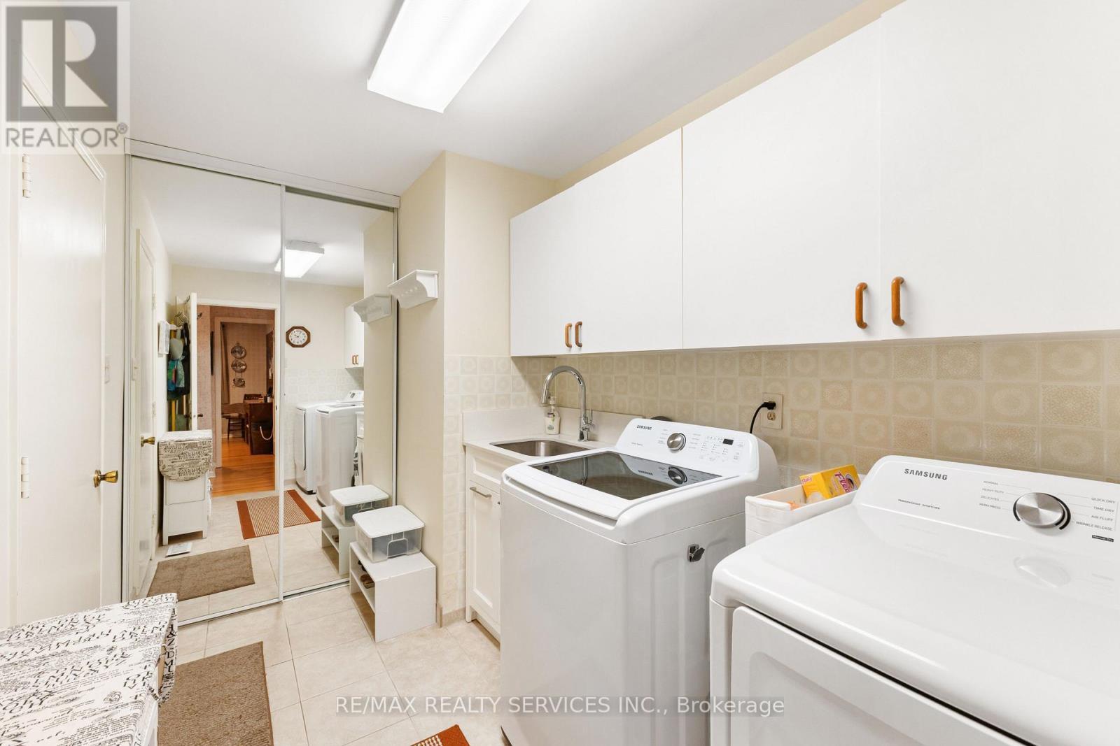 Main floor laundry - 22 Oldham Crescent, Brampton, ON