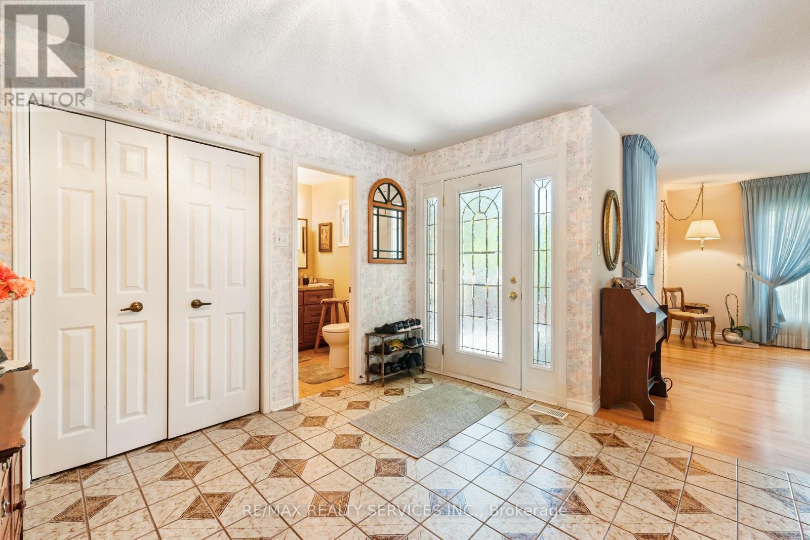 Large foyer - 22 Oldham Crescent, Brampton, ON