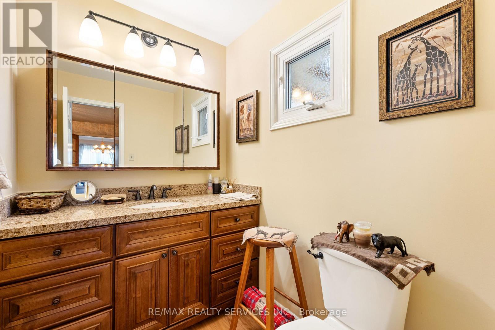 Powder room - 22 Oldham Crescent, Brampton, ON