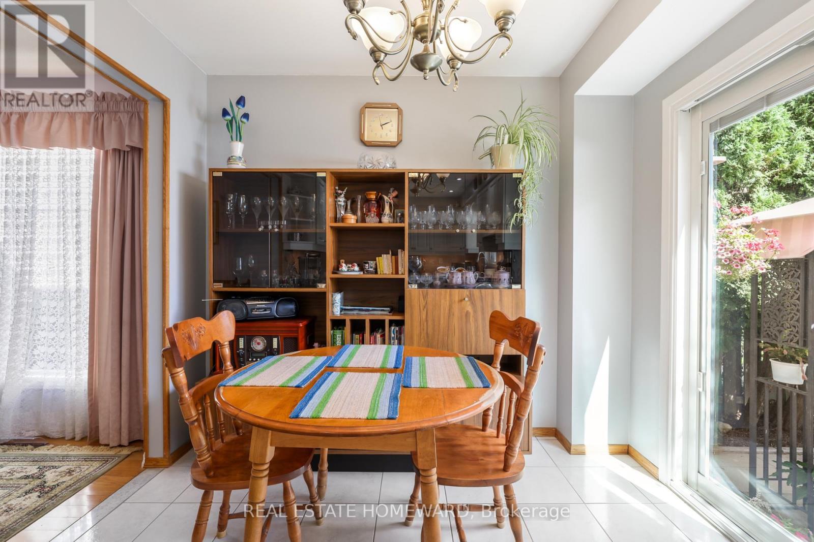 Breakfast area (potential space for a small table) - 6399 Colebrook Crescent, Mississauga, ON