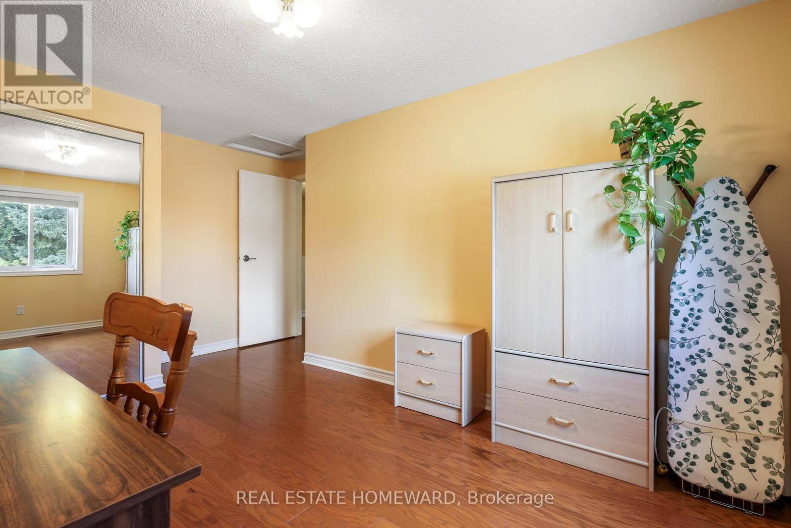 2nd Bedroom with mirrored closet doors - 6399 Colebrook Crescent, Mississauga, ON