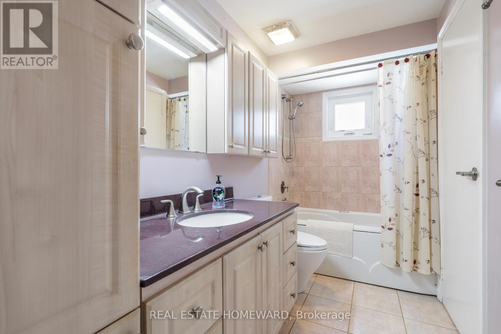 4 Piece bathroom with quartz countertop - 6399 Colebrook Crescent, Mississauga, ON