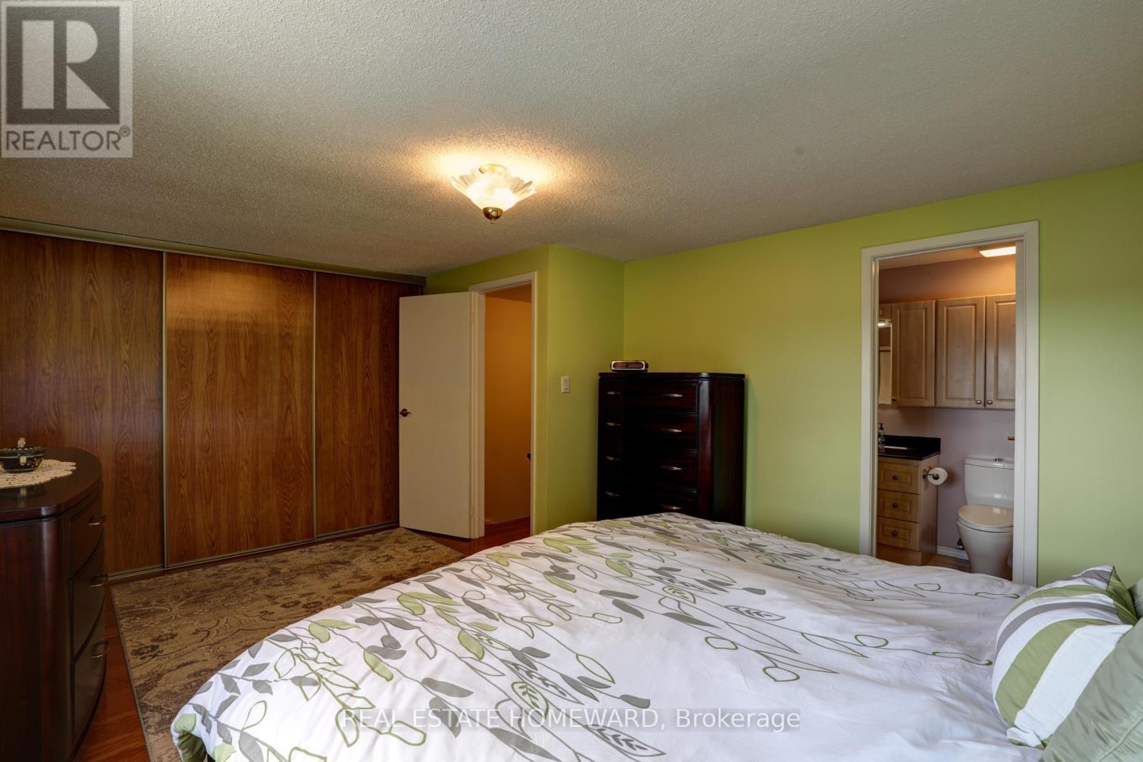 Primary Bedroom with entry to semi en-suite - 6399 Colebrook Crescent, Mississauga, ON
