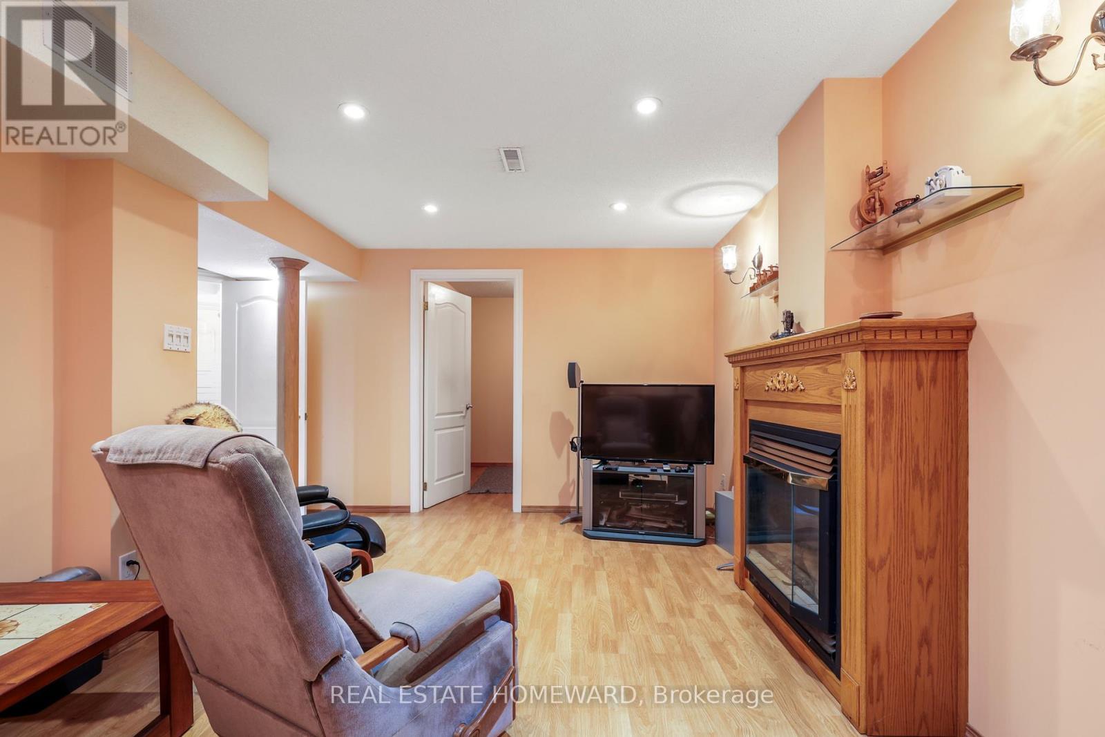 Recreation room inBsemet - 6399 Colebrook Crescent, Mississauga, ON