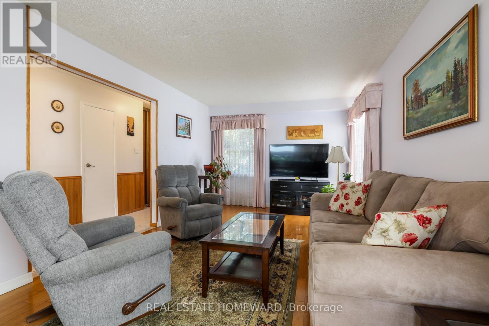 Living room ( 2 Windows) - 6399 Colebrook Crescent, Mississauga, ON