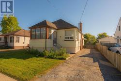 56 LYONS AVENUE Welland (Lincoln/Crowland), ON L3B 1L7