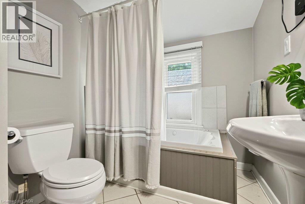 15 East 27Th Street, Hamilton, ON