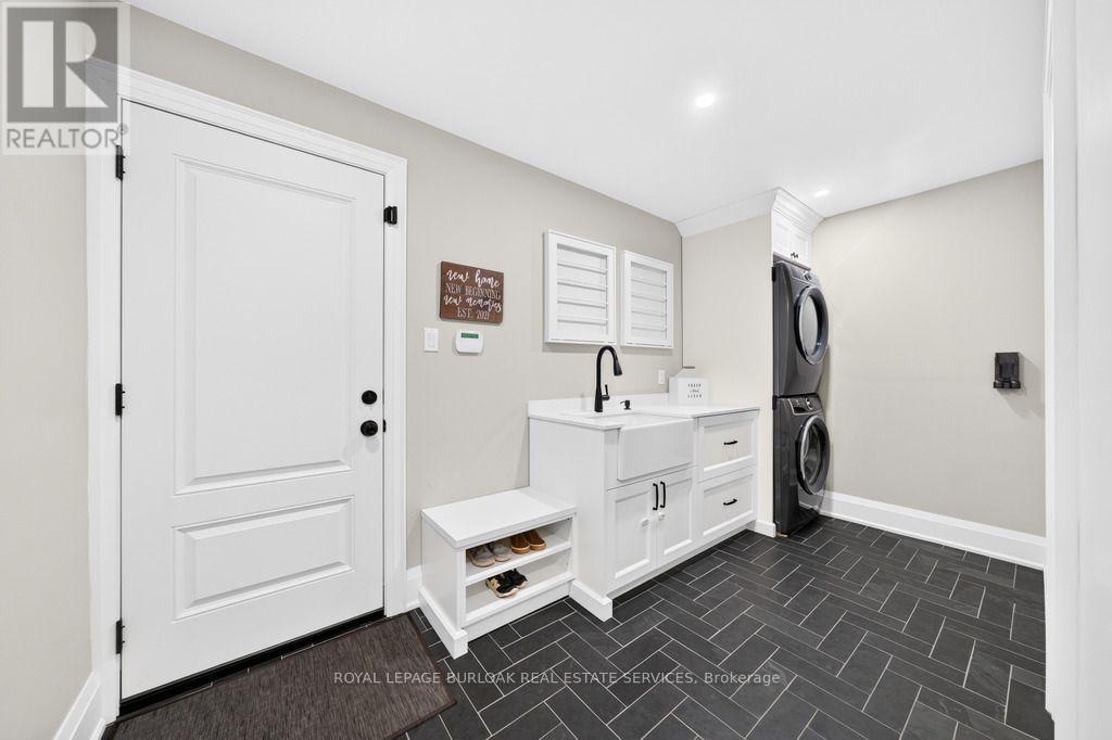 385 Rosslyn Drive, Burlington, ON
