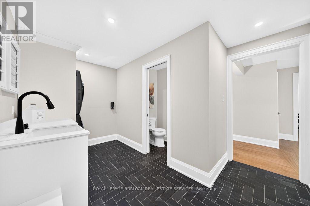 385 Rosslyn Drive, Burlington, ON