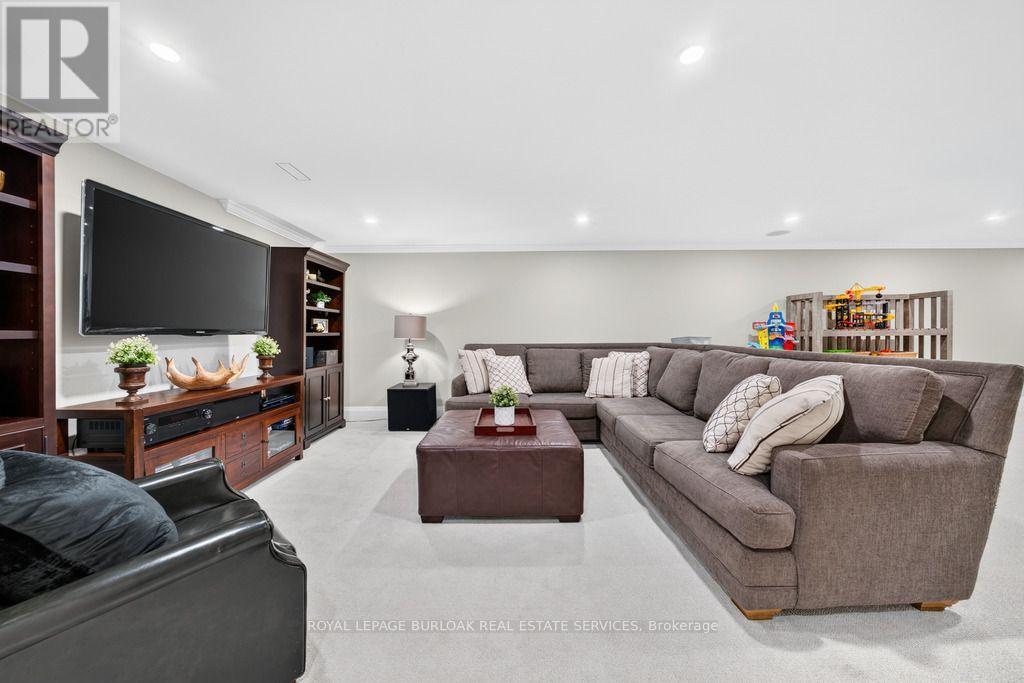 385 Rosslyn Drive, Burlington, ON