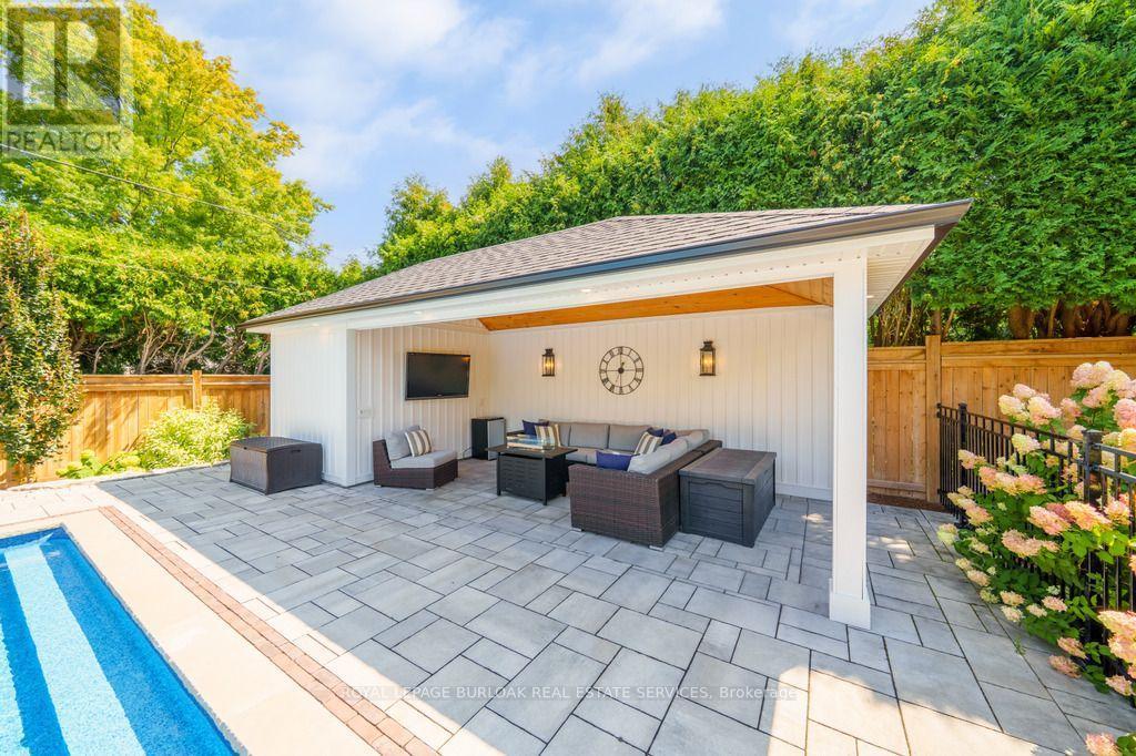 385 Rosslyn Drive, Burlington, ON