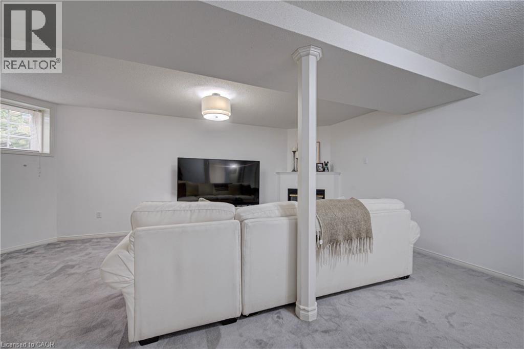 Recessed window, ceiling-mounted light fixture, and column detail - 317 Christopher Drive, Cambridge, ON
