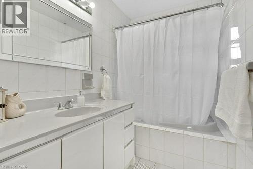 Full bath on the main level - 52 Third Avenue, Cambridge, ON 