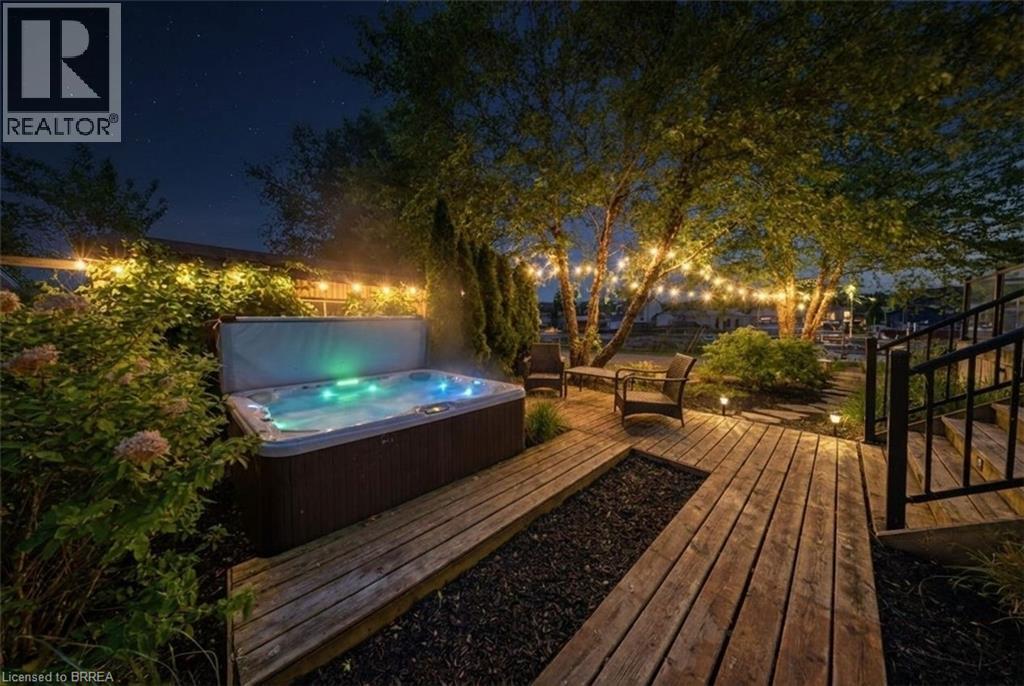 Hot Tub - 10 Reserve Street, Turkey Point, ON