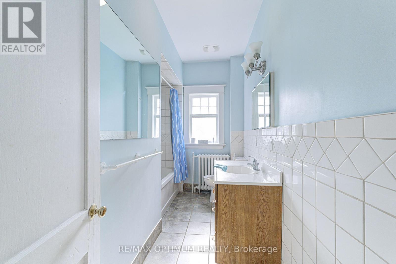 916 Queenston Road, Cambridge, ON