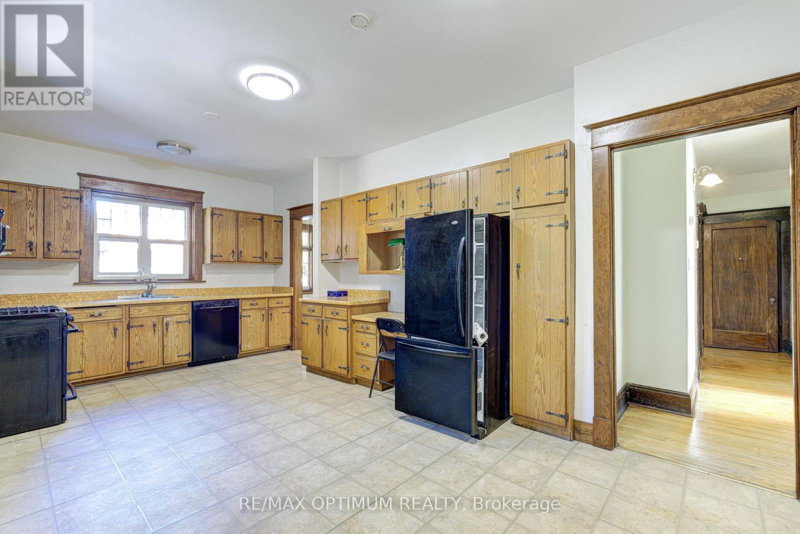 916 Queenston Road, Cambridge, ON