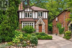 6 NINA STREET Toronto, ON M5R 1Z3